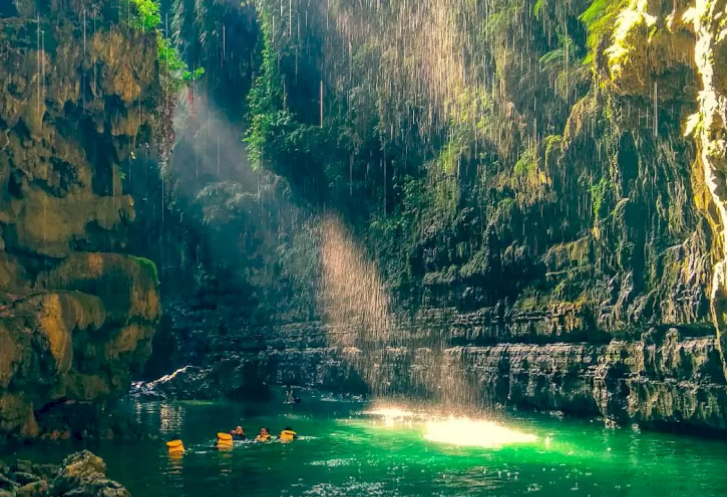 Keindahan Alam di Green Canyon