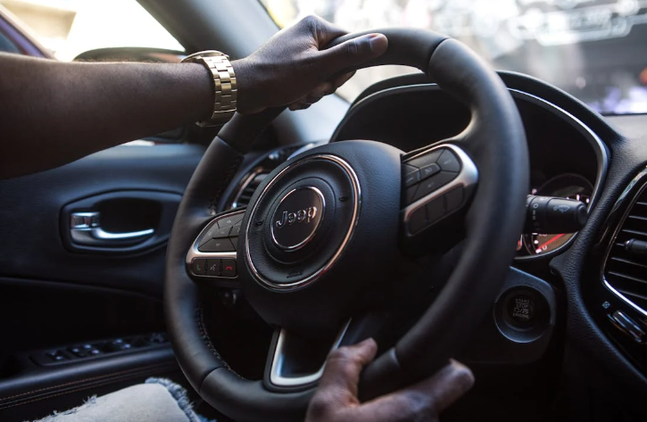 Sewa Mobil dengan Driver Harian