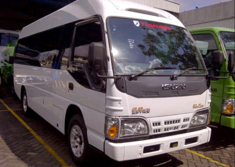 Perbandingan Antara Microbus Elf Long NKR dan Toyota Hiace