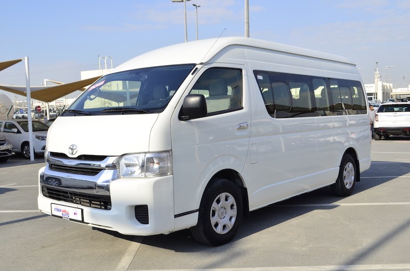 Keunggulan Sewa Mobil Hiace untuk Liburan Bersama Rombongan