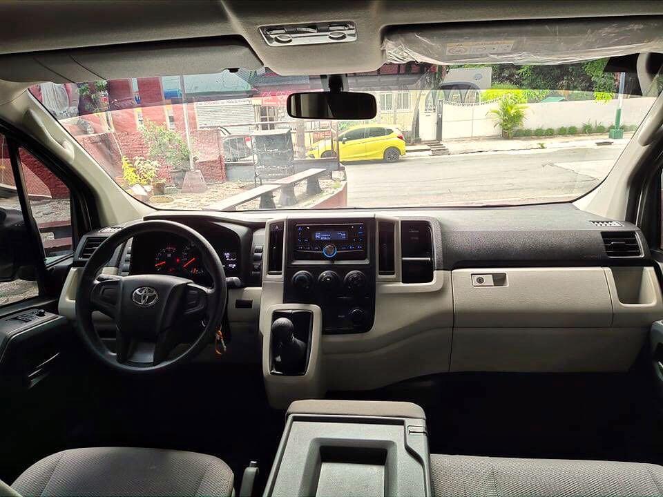 Desain Interior Hiace Premio